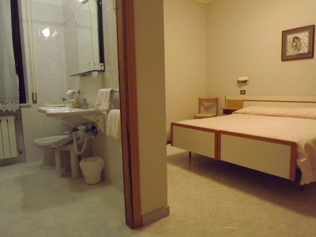Hotel Cristina Chianciano Terme Oda fotoğraf
